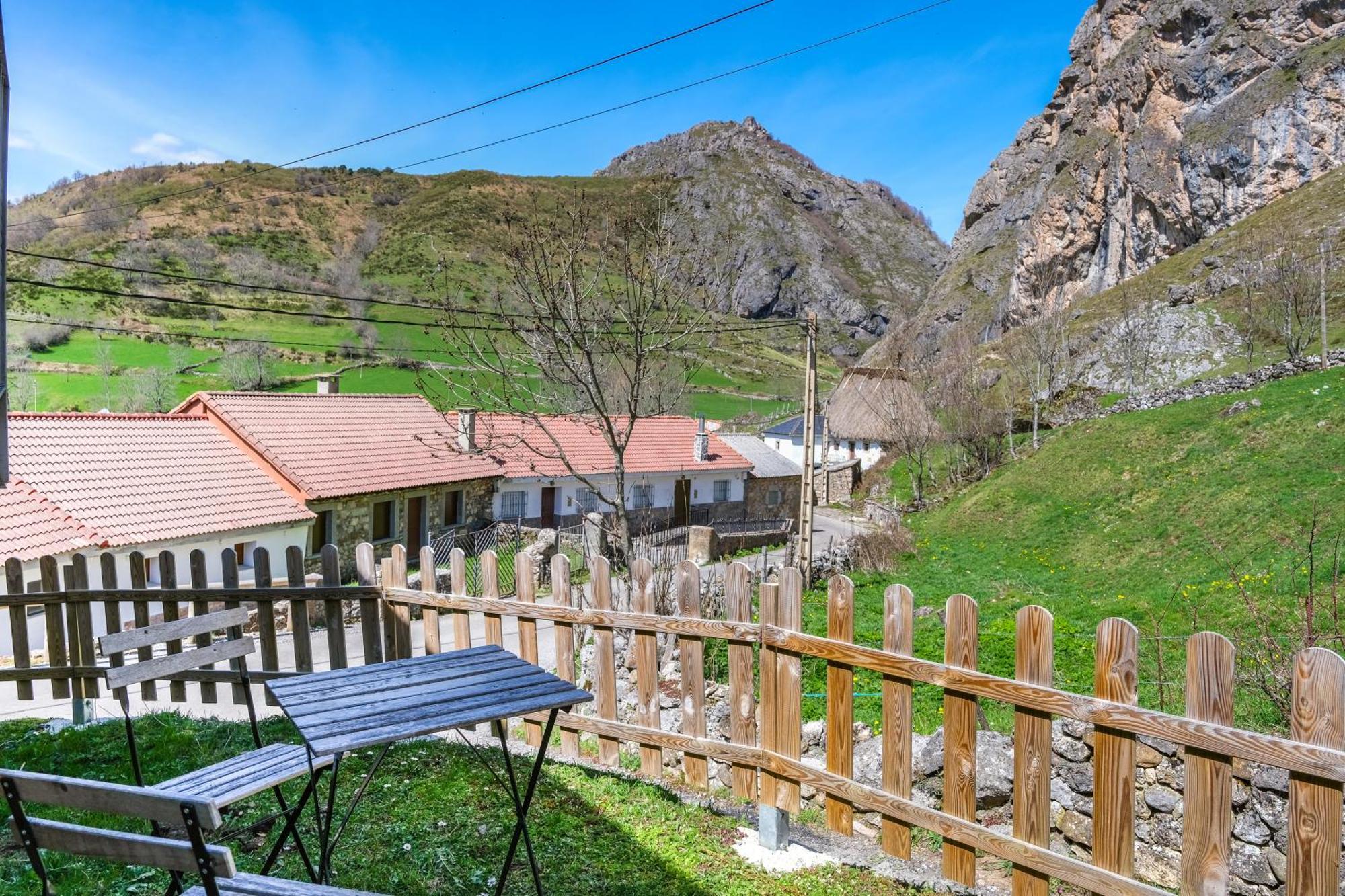 Apartamentos Rurales La Laguna Somiedo Valle de Lago Ngoại thất bức ảnh